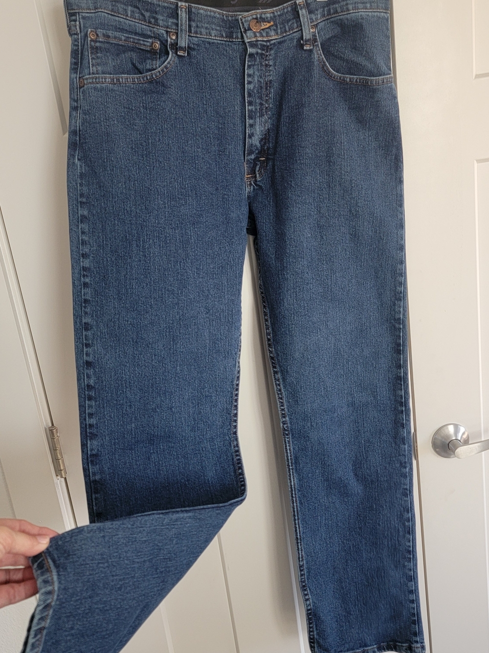 Wrangler Men's Blue Denim Straight Leg Jeans Regular Fit Mid Rise 5-Pocket
